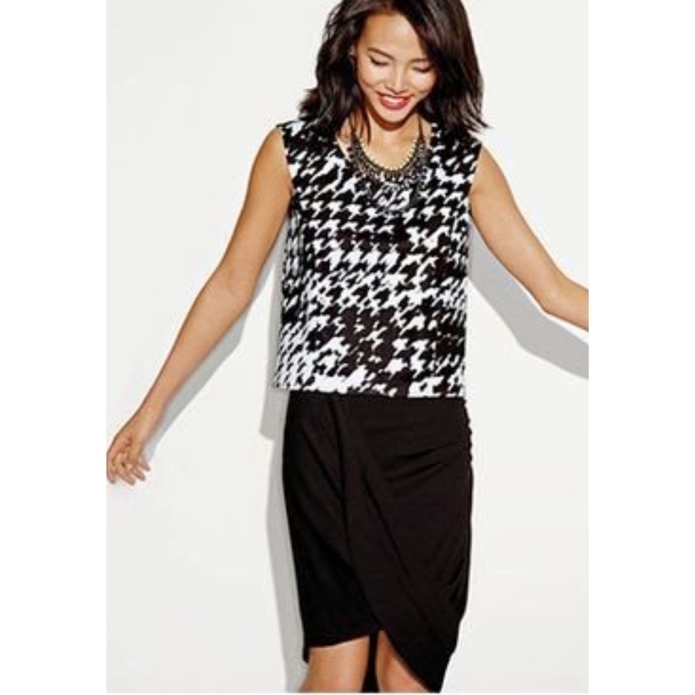 Avon open back houndstooth plaid scoop neck split back pullover sleeveless top